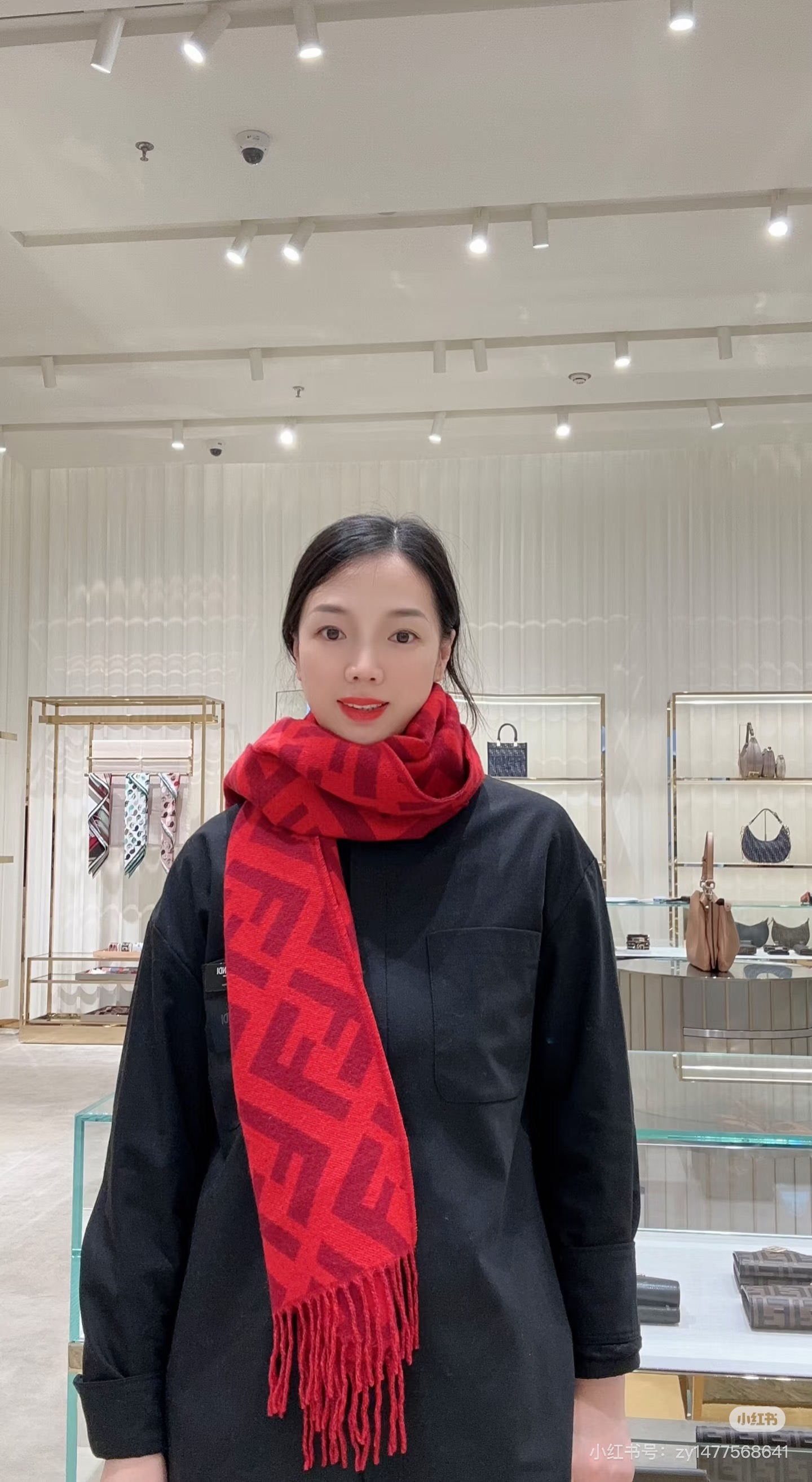 免代购❗️混绒版本 极品‼️Fendi今年最火的围巾。全世界都在抢的老花FF字母款。主打的限量大极品‼️