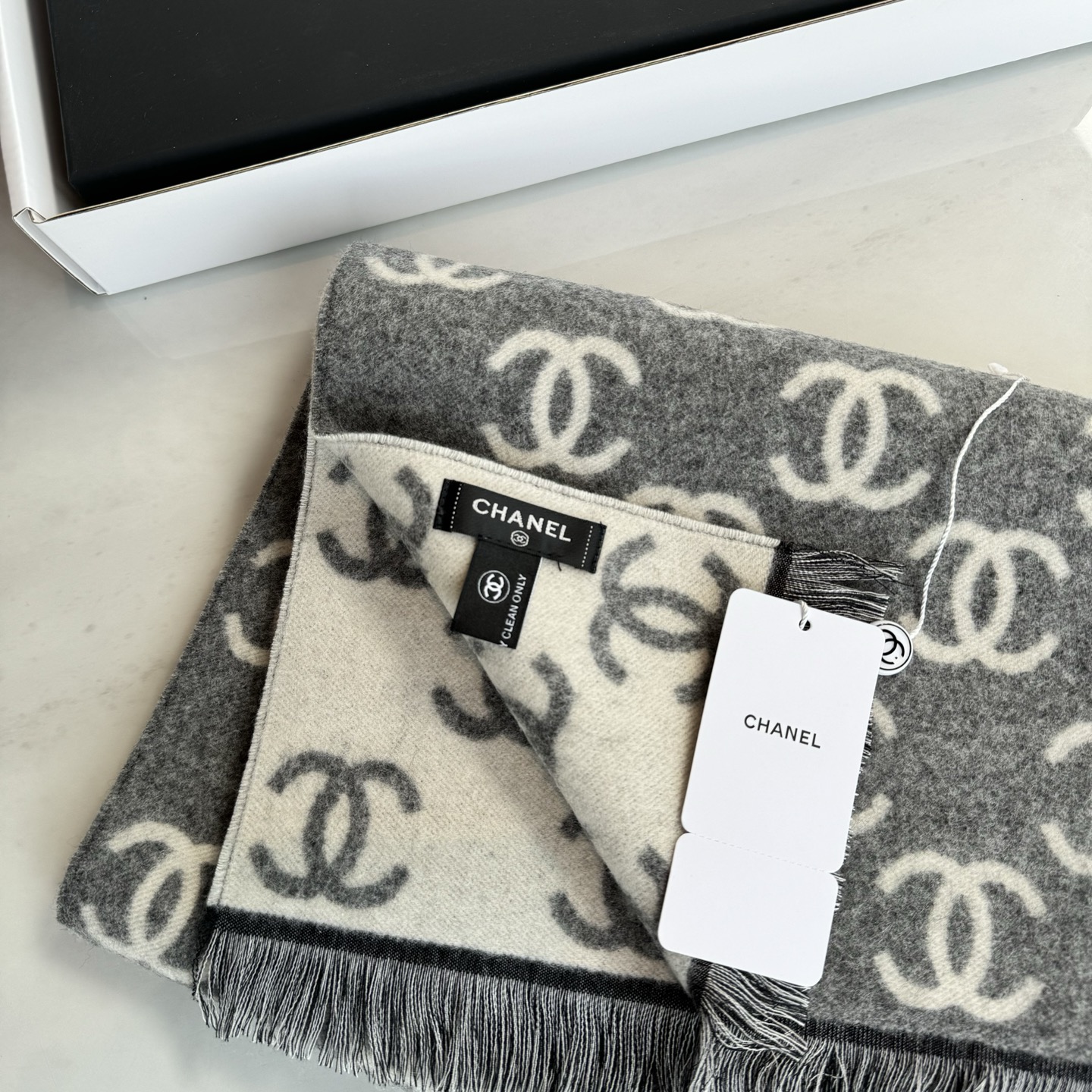 Chanel 新款秋冬经典系列围巾极致黑与白的碰撞，经典的灰色系打造，加上经典的满Logo点缀，浑身上身