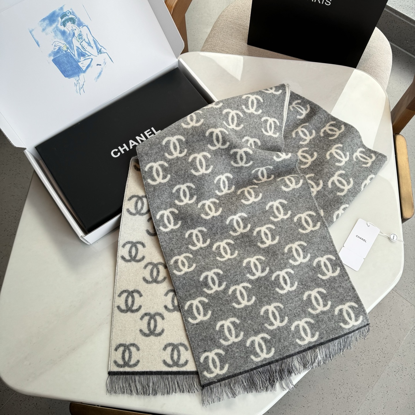 Chanel 新款秋冬经典系列围巾极致黑与白的碰撞，经典的灰色系打造，加上经典的满Logo点缀，浑身上身