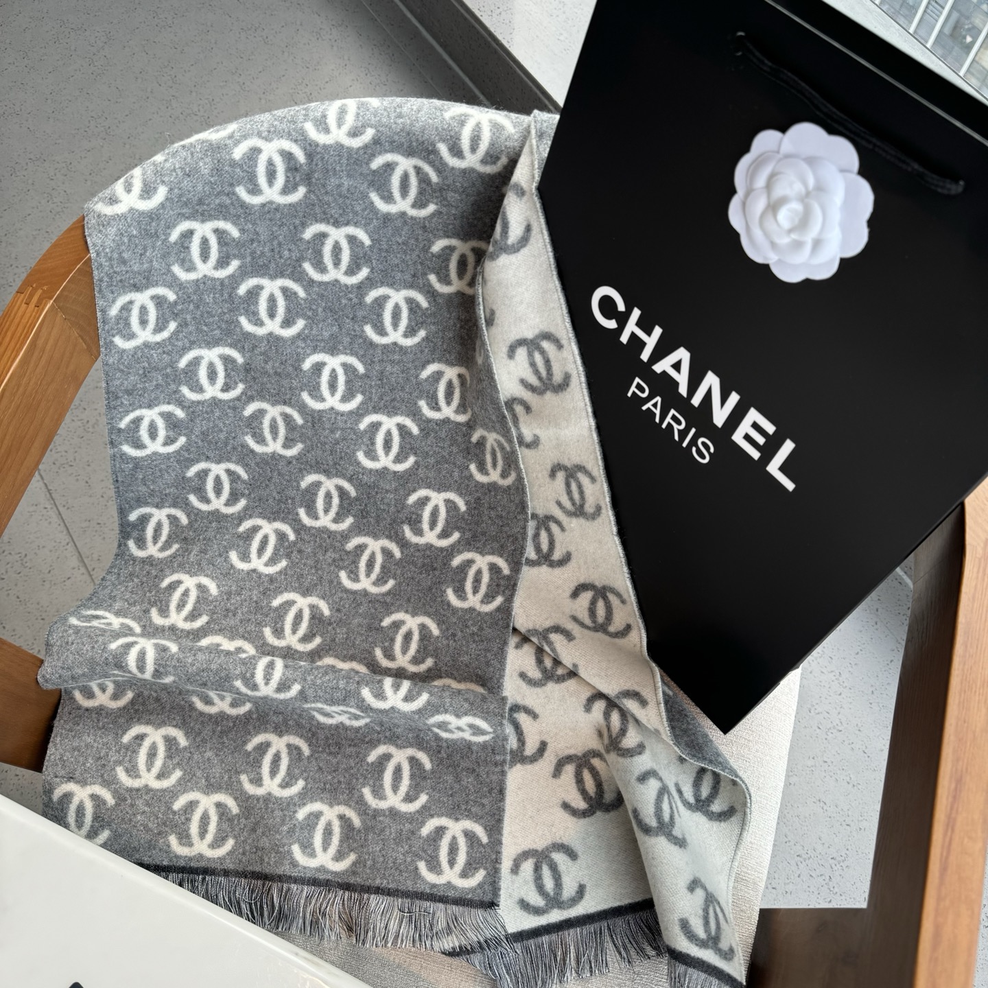 Chanel 新款秋冬经典系列围巾极致黑与白的碰撞，经典的灰色系打造，加上经典的满Logo点缀，浑身上身