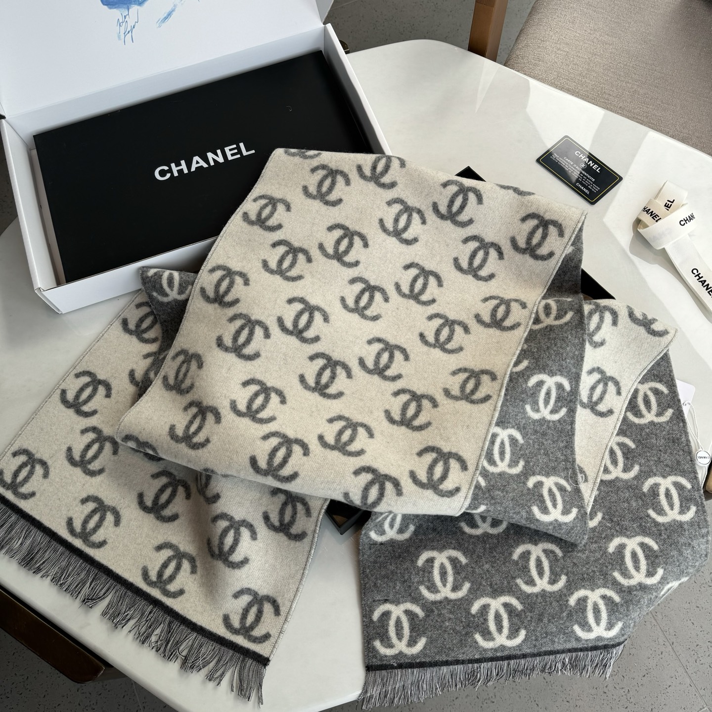 Chanel 新款秋冬经典系列围巾极致黑与白的碰撞，经典的灰色系打造，加上经典的满Logo点缀，浑身上身
