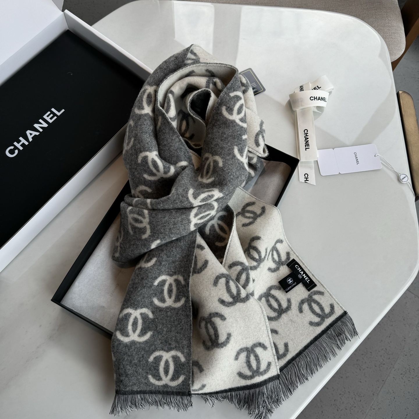 Chanel 新款秋冬经典系列围巾极致黑与白的碰撞，经典的灰色系打造，加上经典的满Logo点缀，浑身上身