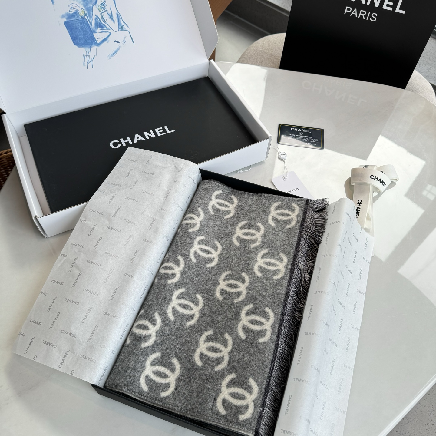 Chanel 新款秋冬经典系列围巾极致黑与白的碰撞，经典的灰色系打造，加上经典的满Logo点缀，浑身上身