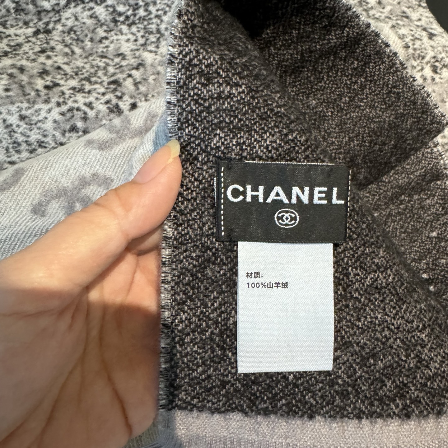 ,𝐂𝐡𝐚𝐧𝐞𝐥 • 𝟐𝟒𝐁 新款 《满天星围巾》渐变灰Size：185x35cm 57%羊毛43%羊绒专