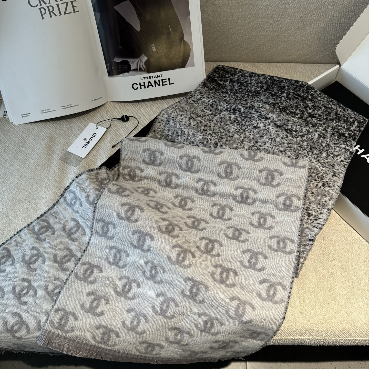 ,𝐂𝐡𝐚𝐧𝐞𝐥 • 𝟐𝟒𝐁 新款 《满天星围巾》渐变灰Size：185x35cm 57%羊毛43%羊绒专