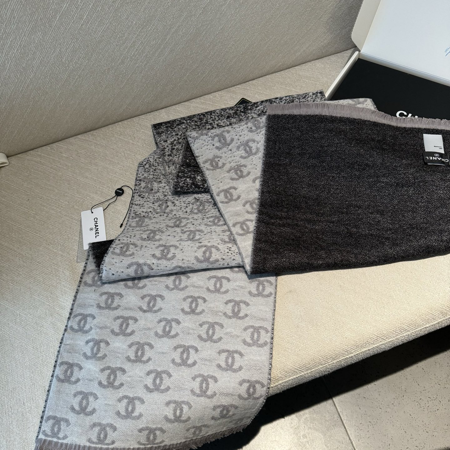 ,𝐂𝐡𝐚𝐧𝐞𝐥 • 𝟐𝟒𝐁 新款 《满天星围巾》渐变灰Size：185x35cm 57%羊毛43%羊绒专