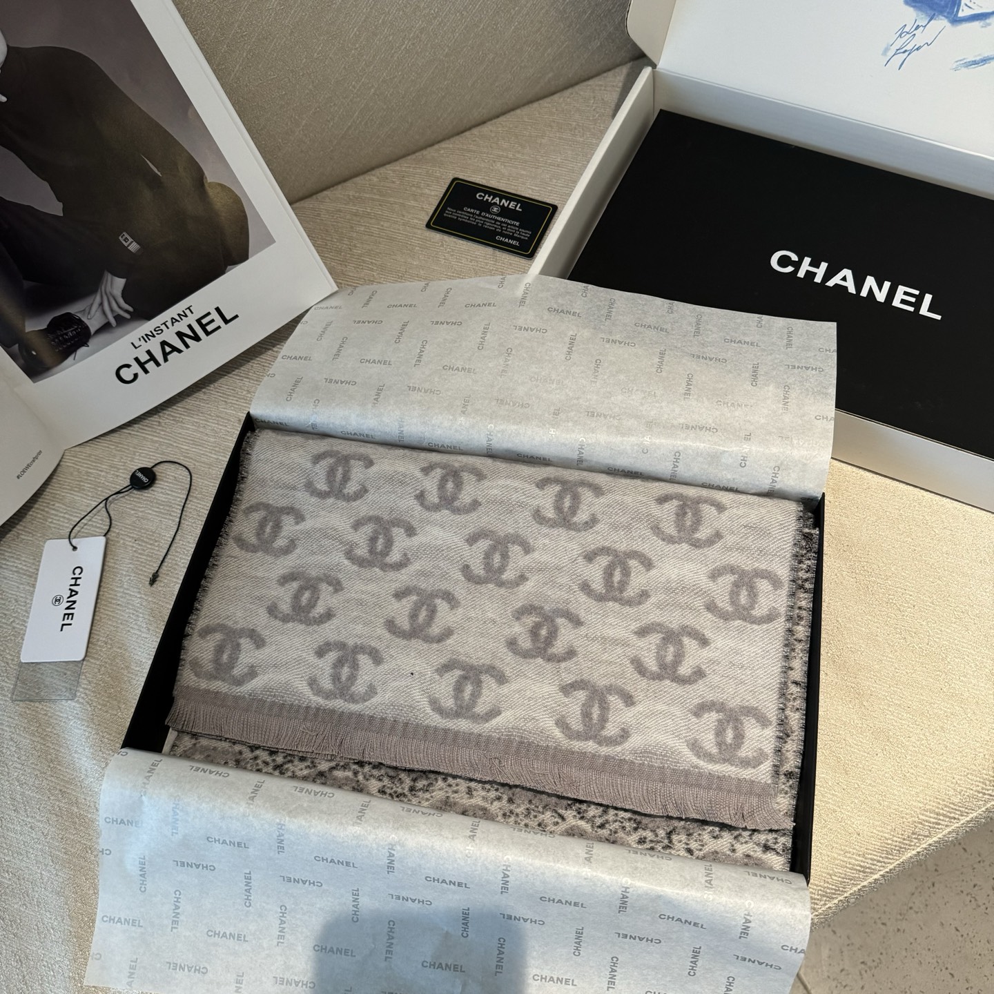 ,𝐂𝐡𝐚𝐧𝐞𝐥 • 𝟐𝟒𝐁 新款 《满天星围巾》渐变灰Size：185x35cm 57%羊毛43%羊绒专