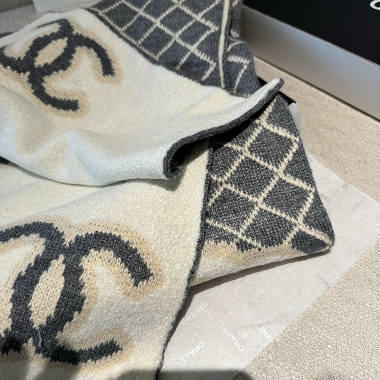 天气渐寒 ～～高能预警～～ 爆款来咯🥰🥰一看到达人在晒这条23年秋冬最新款Chanel 就马上打电话给s