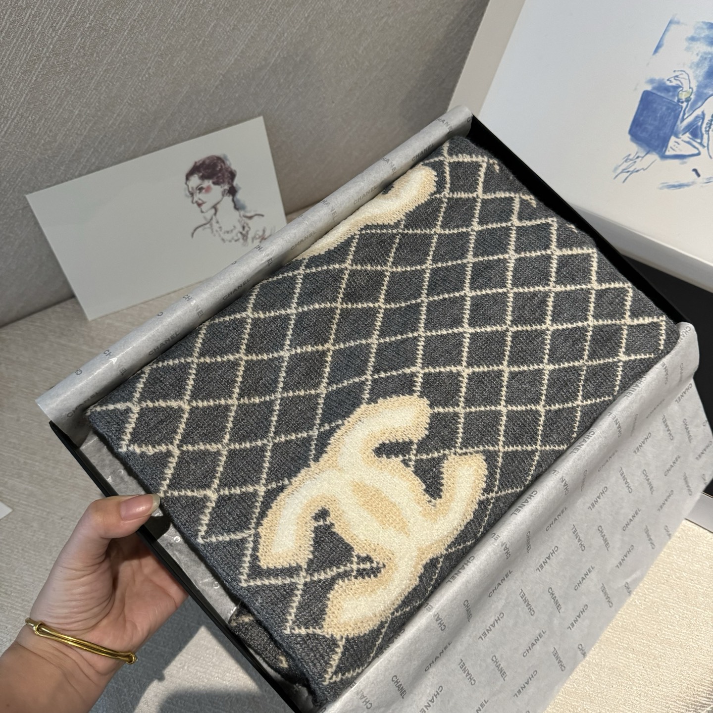 天气渐寒 ～～高能预警～～ 爆款来咯🥰🥰一看到达人在晒这条23年秋冬最新款Chanel 就马上打电话给s