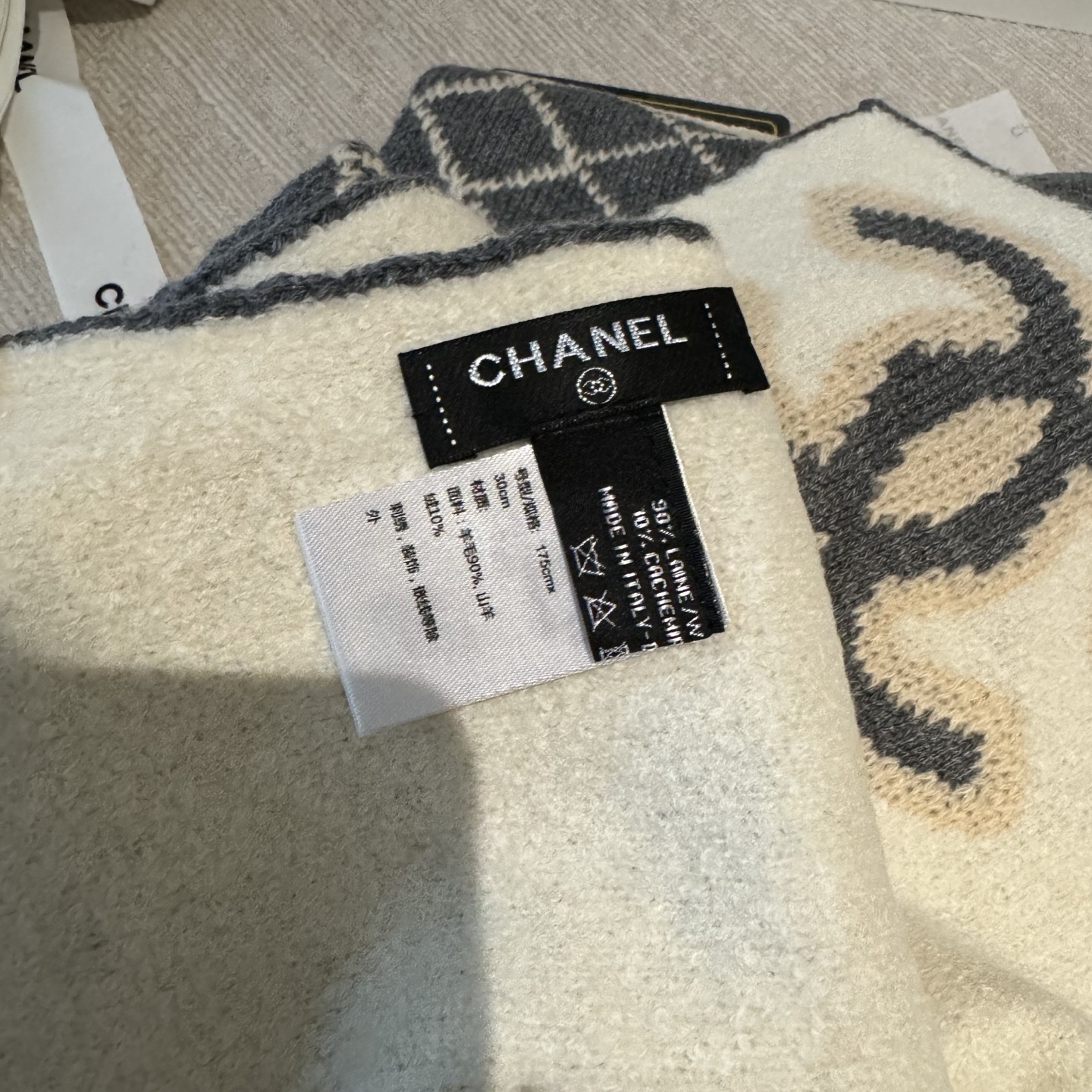 天气渐寒 ～～高能预警～～ 爆款来咯🥰🥰一看到达人在晒这条23年秋冬最新款Chanel 就马上打电话给s