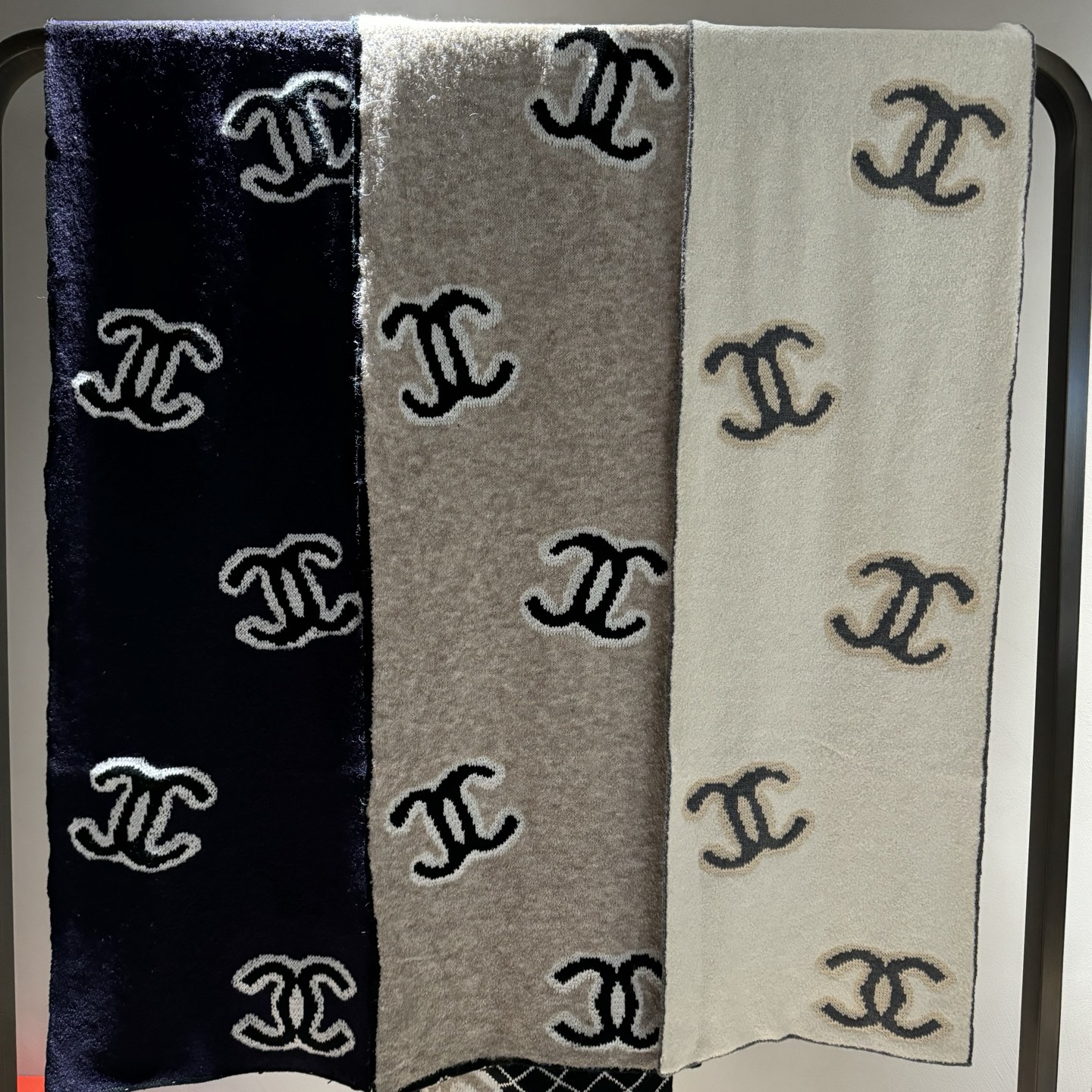 天气渐寒 ～～高能预警～～ 爆款来咯🥰🥰一看到达人在晒这条23年秋冬最新款Chanel 就马上打电话给s