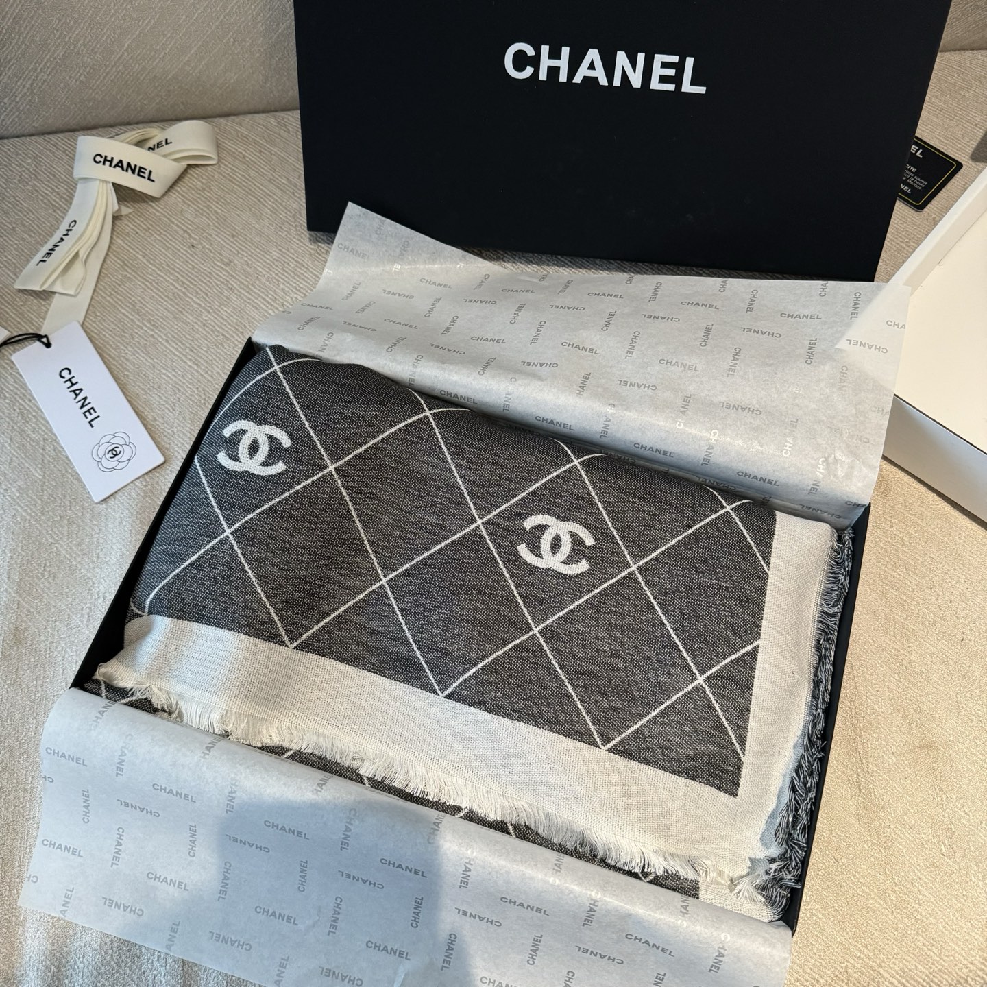 香奈儿（CHANEL） 上新❤️ 140*140 丝毛 台版印花 高级都市新贵！山茶花的再一次邂逅！绝对