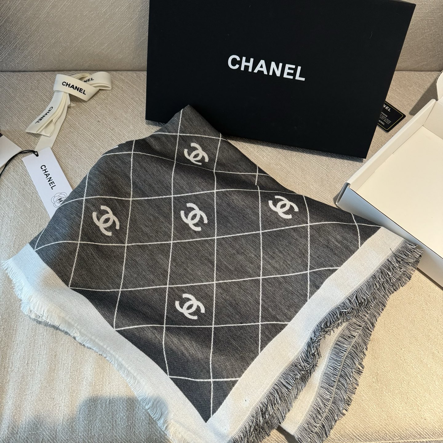 香奈儿（CHANEL） 上新❤️ 140*140 丝毛 台版印花 高级都市新贵！山茶花的再一次邂逅！绝对