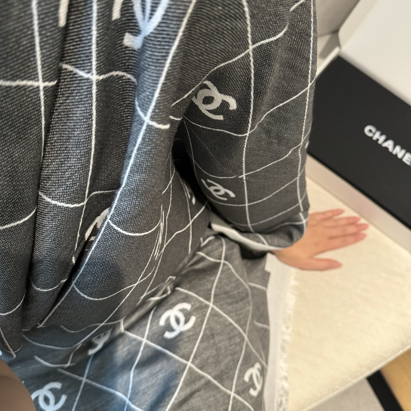 香奈儿（CHANEL） 上新❤️ 140*140 丝毛 台版印花 高级都市新贵！山茶花的再一次邂逅！绝对