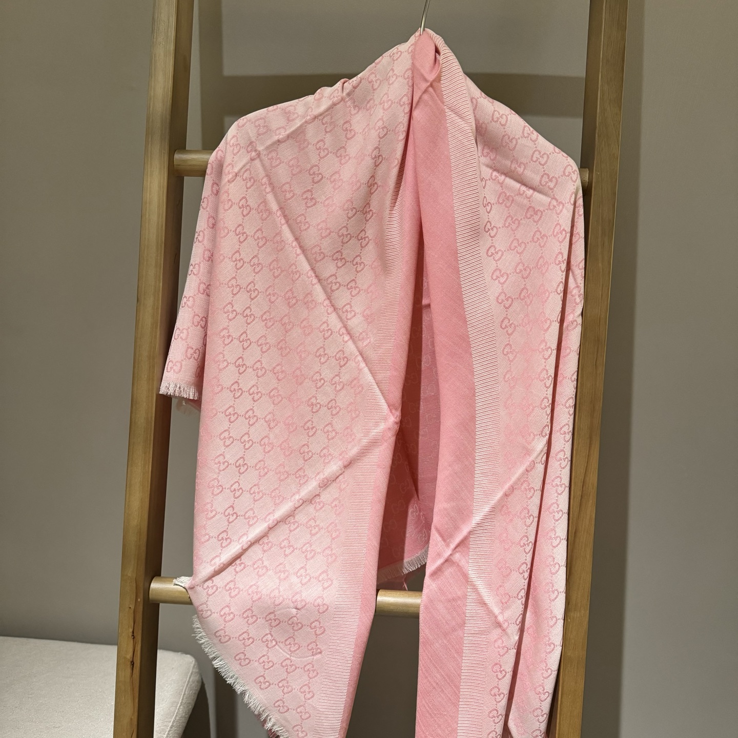 GUCCl 贝儿款～ 最值得入手的经典款#字母提花双色披肩 黑灰Size ：140x140cm 成份 ：