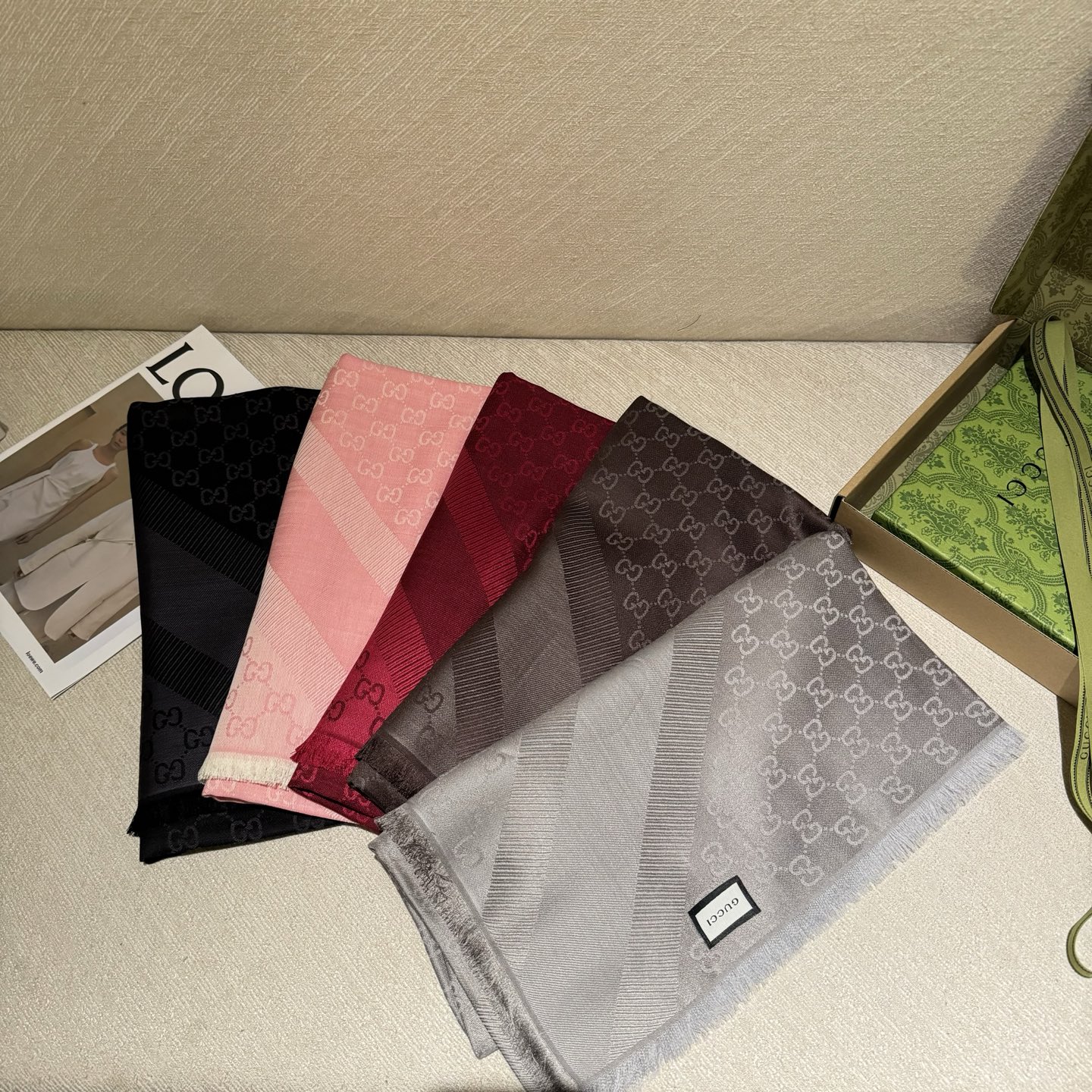 GUCCl 贝儿款～ 最值得入手的经典款#字母提花双色披肩 黑灰Size ：140x140cm 成份 ：