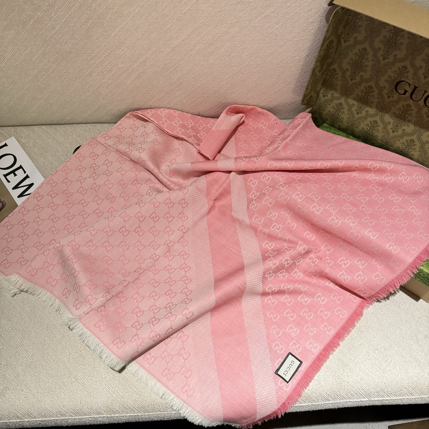 GUCCl 贝儿款～ 最值得入手的经典款#字母提花双色披肩 黑灰Size ：140x140cm 成份 ：