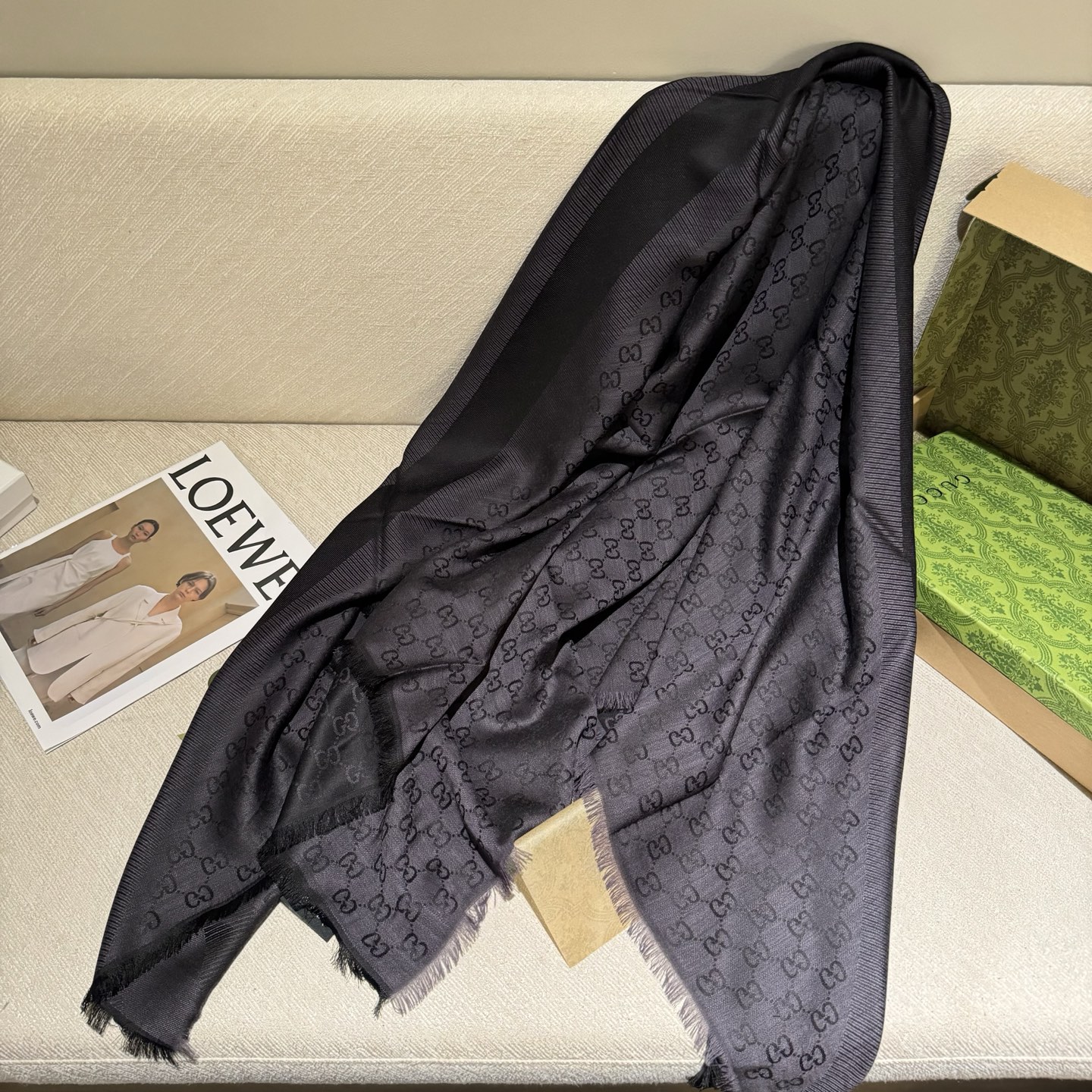 GUCCl 贝儿款～ 最值得入手的经典款#字母提花双色披肩 黑灰Size ：140x140cm 成份 ：