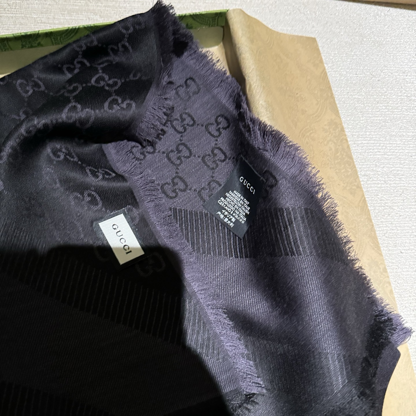 GUCCl 贝儿款～ 最值得入手的经典款#字母提花双色披肩 黑灰Size ：140x140cm 成份 ：