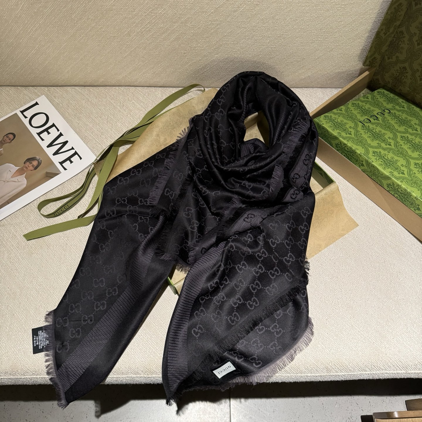 GUCCl 贝儿款～ 最值得入手的经典款#字母提花双色披肩 黑灰Size ：140x140cm 成份 ：