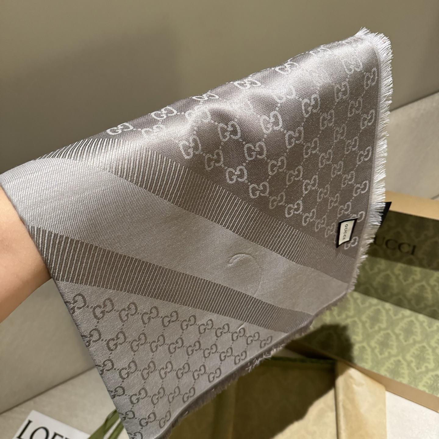 GUCCl 贝儿款～ 最值得入手的经典款#字母提花双色披肩 黑灰Size ：140x140cm 成份 ：