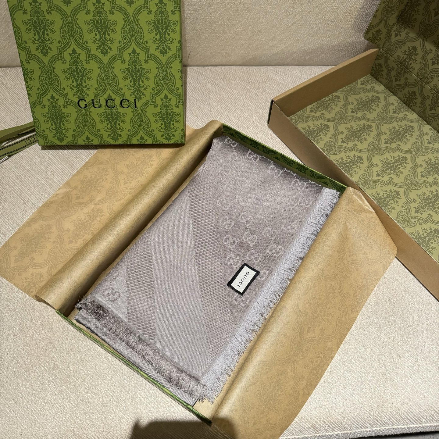 GUCCl 贝儿款～ 最值得入手的经典款#字母提花双色披肩 黑灰Size ：140x140cm 成份 ：