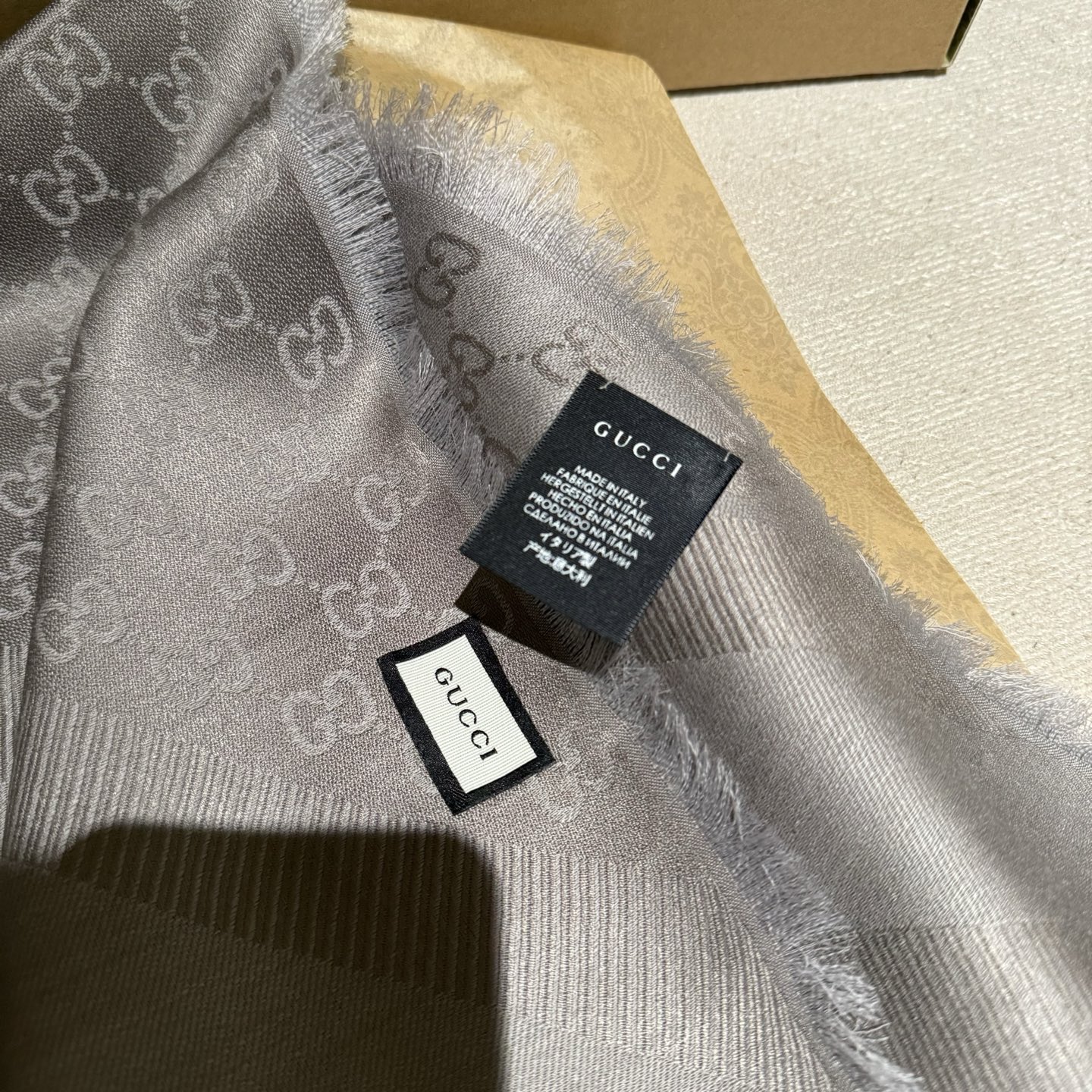 GUCCl 贝儿款～ 最值得入手的经典款#字母提花双色披肩 黑灰Size ：140x140cm 成份 ：