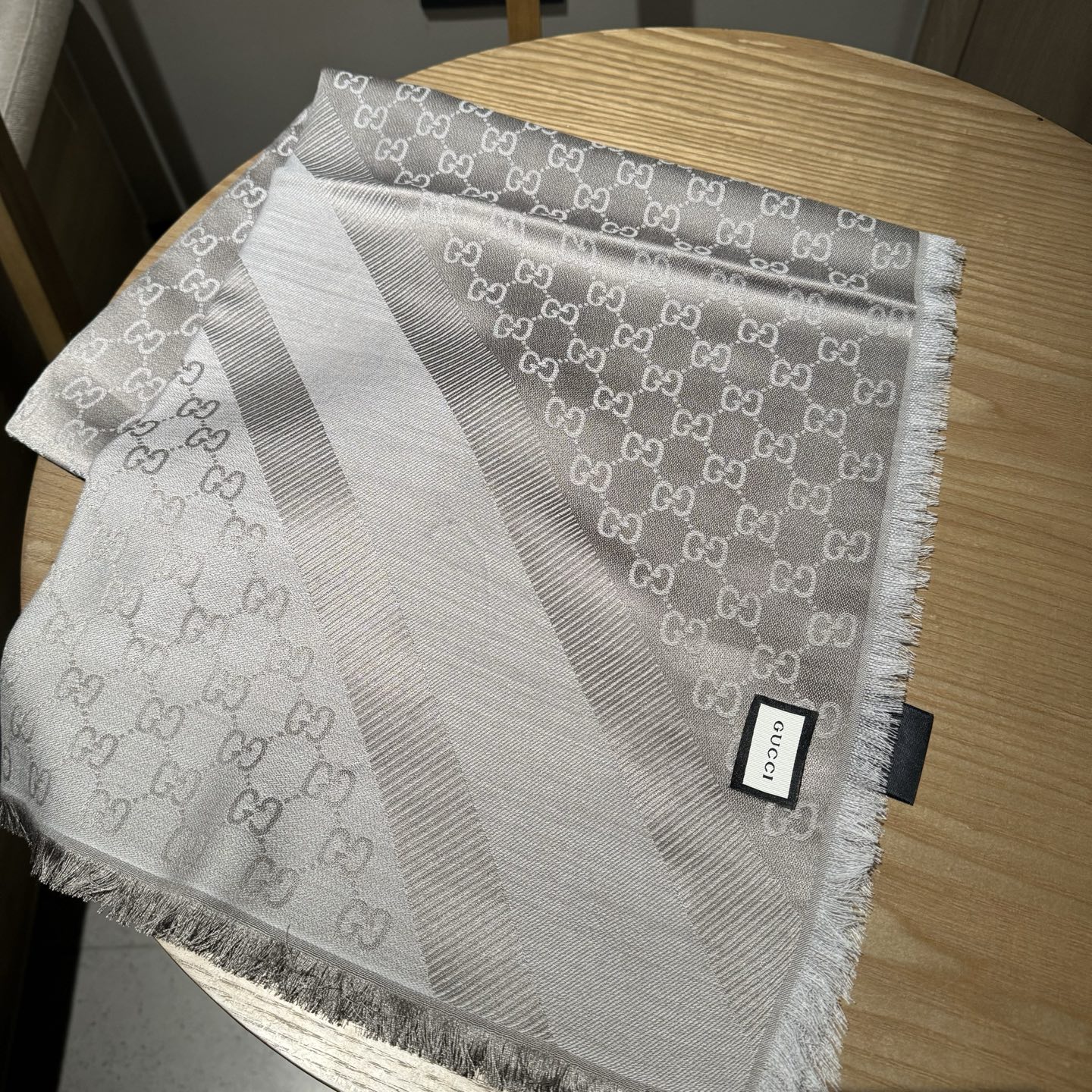 GUCCl 贝儿款～ 最值得入手的经典款#字母提花双色披肩 黑灰Size ：140x140cm 成份 ：