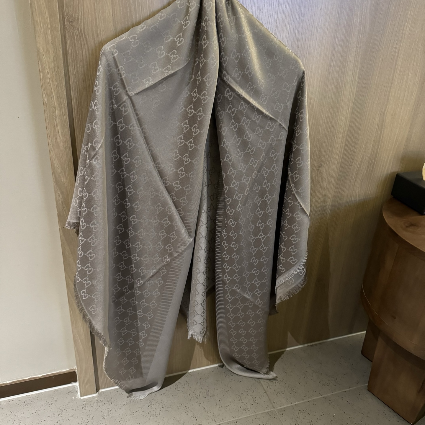GUCCl 贝儿款～ 最值得入手的经典款#字母提花双色披肩 黑灰Size ：140x140cm 成份 ：