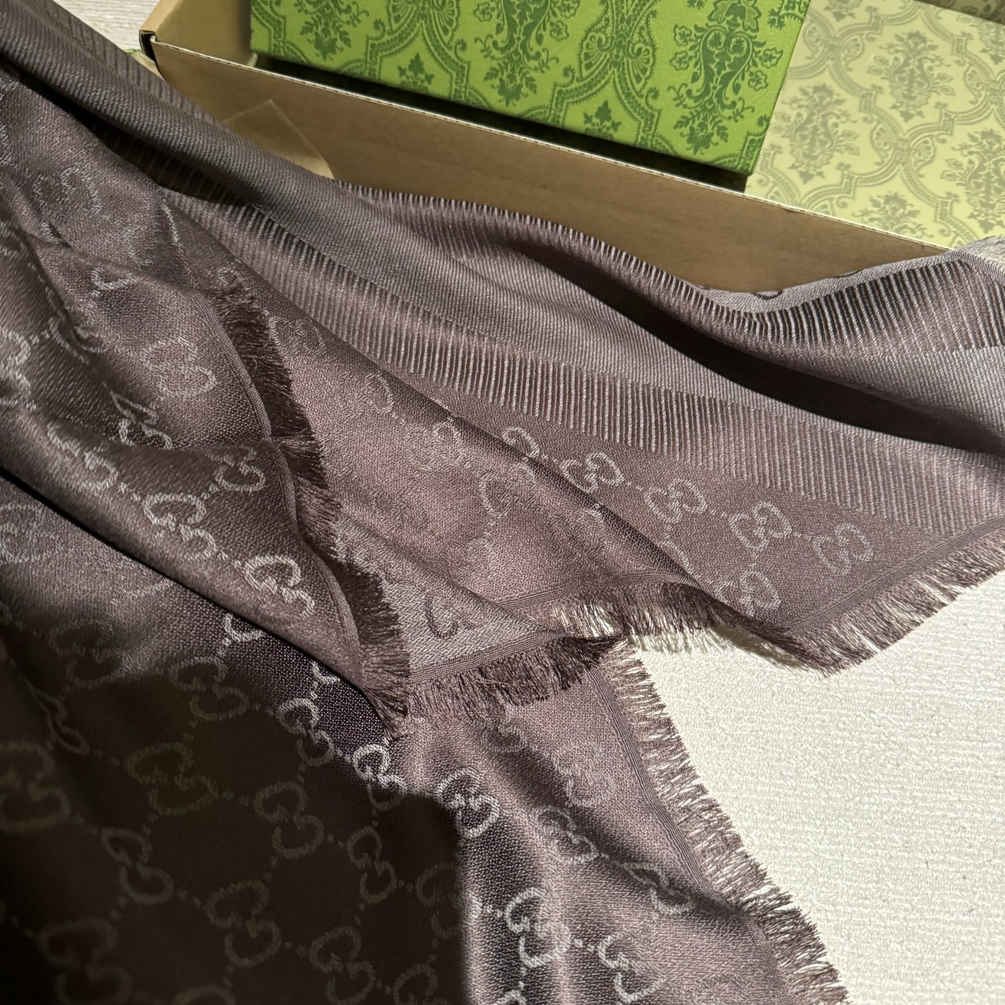 GUCCl 贝儿款～ 最值得入手的经典款#字母提花双色披肩 黑灰Size ：140x140cm 成份 ：