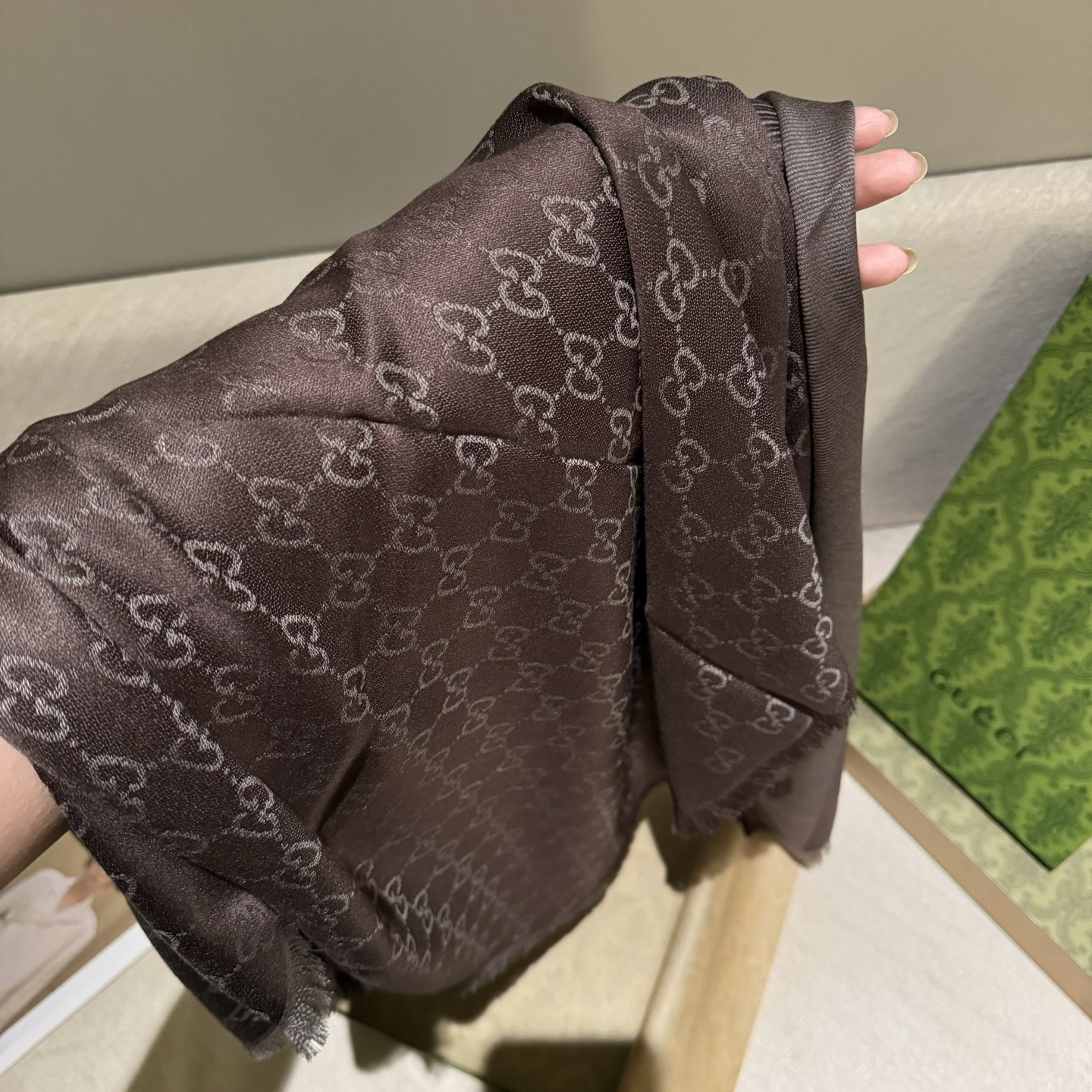 GUCCl 贝儿款～ 最值得入手的经典款#字母提花双色披肩 黑灰Size ：140x140cm 成份 ：