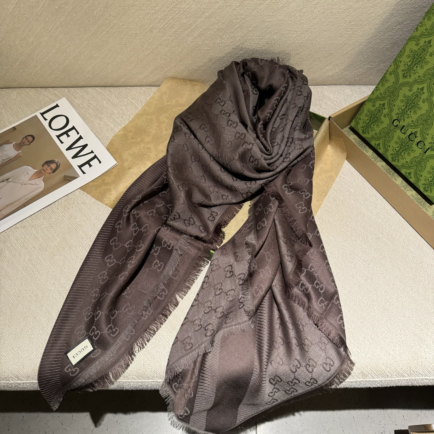GUCCl 贝儿款～ 最值得入手的经典款#字母提花双色披肩 黑灰Size ：140x140cm 成份 ：