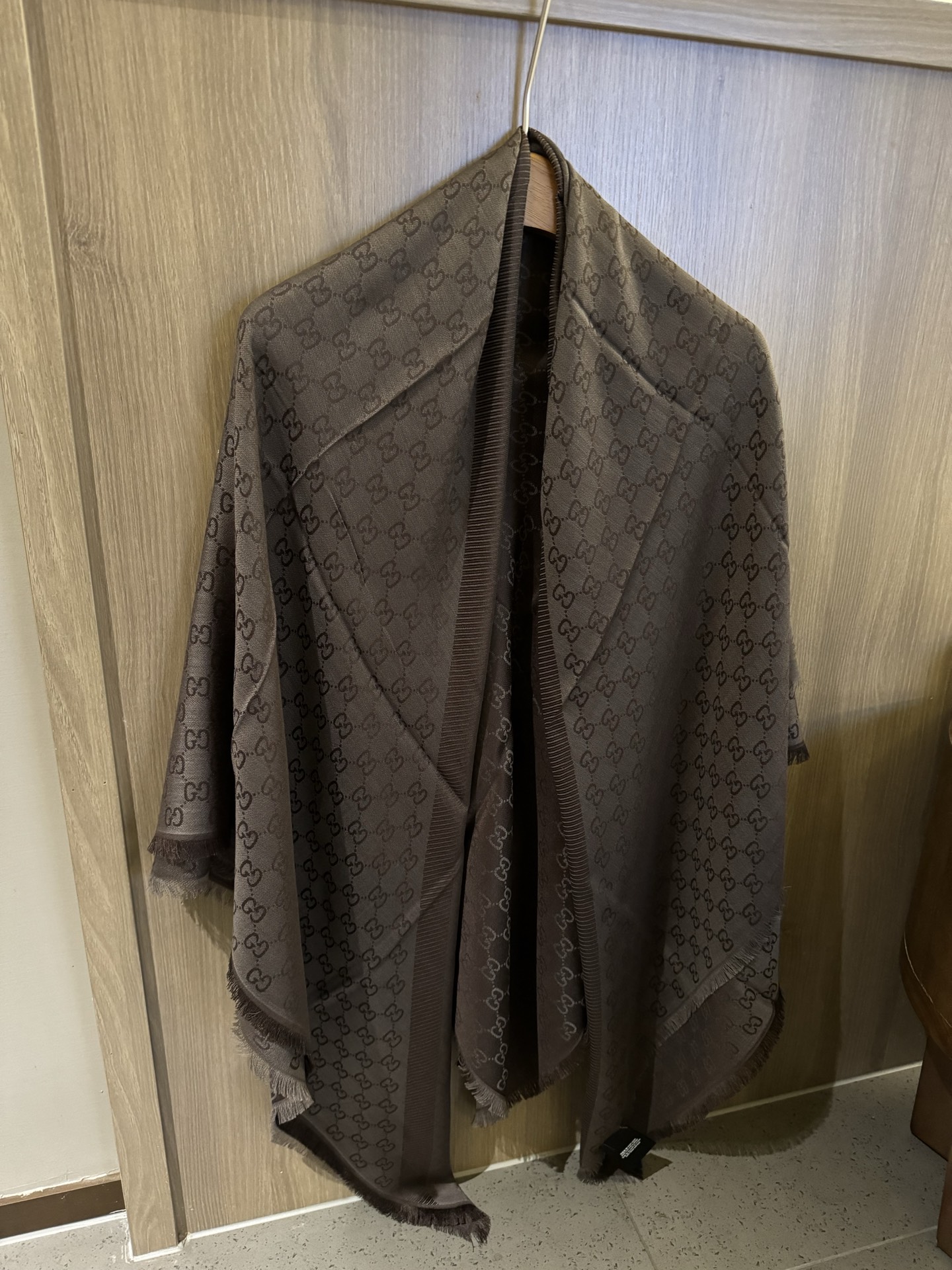 GUCCl 贝儿款～ 最值得入手的经典款#字母提花双色披肩 黑灰Size ：140x140cm 成份 ：