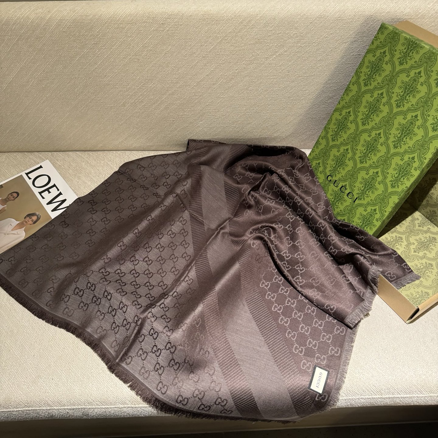 GUCCl 贝儿款～ 最值得入手的经典款#字母提花双色披肩 黑灰Size ：140x140cm 成份 ：