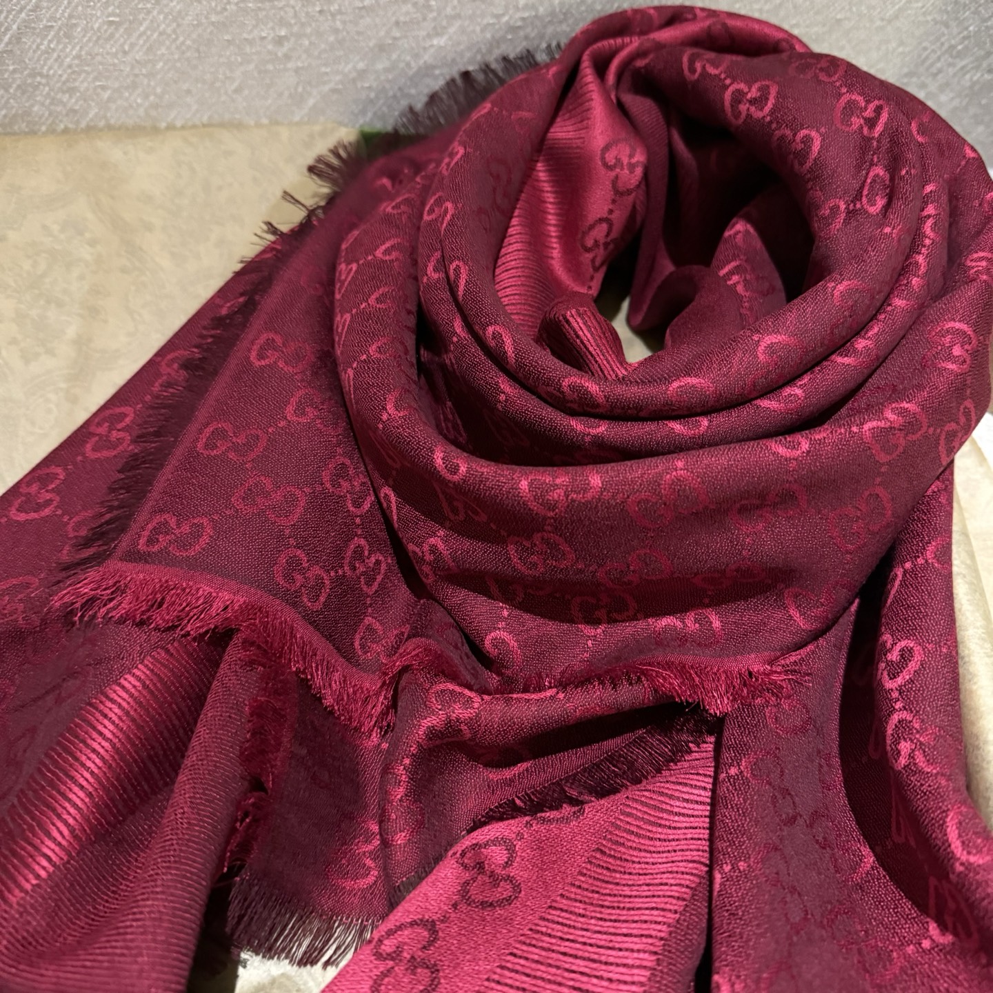 GUCCl 贝儿款～ 最值得入手的经典款#字母提花双色披肩 黑灰Size ：140x140cm 成份 ：