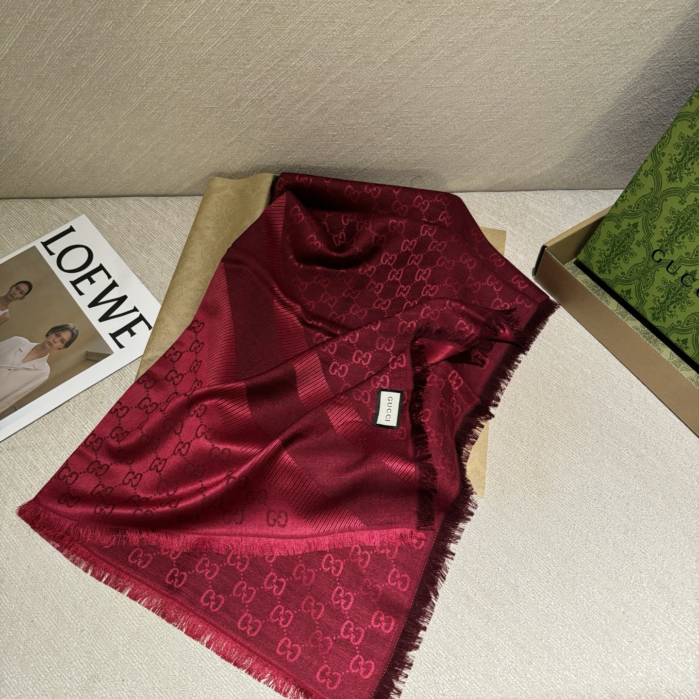 GUCCl 贝儿款～ 最值得入手的经典款#字母提花双色披肩 黑灰Size ：140x140cm 成份 ：