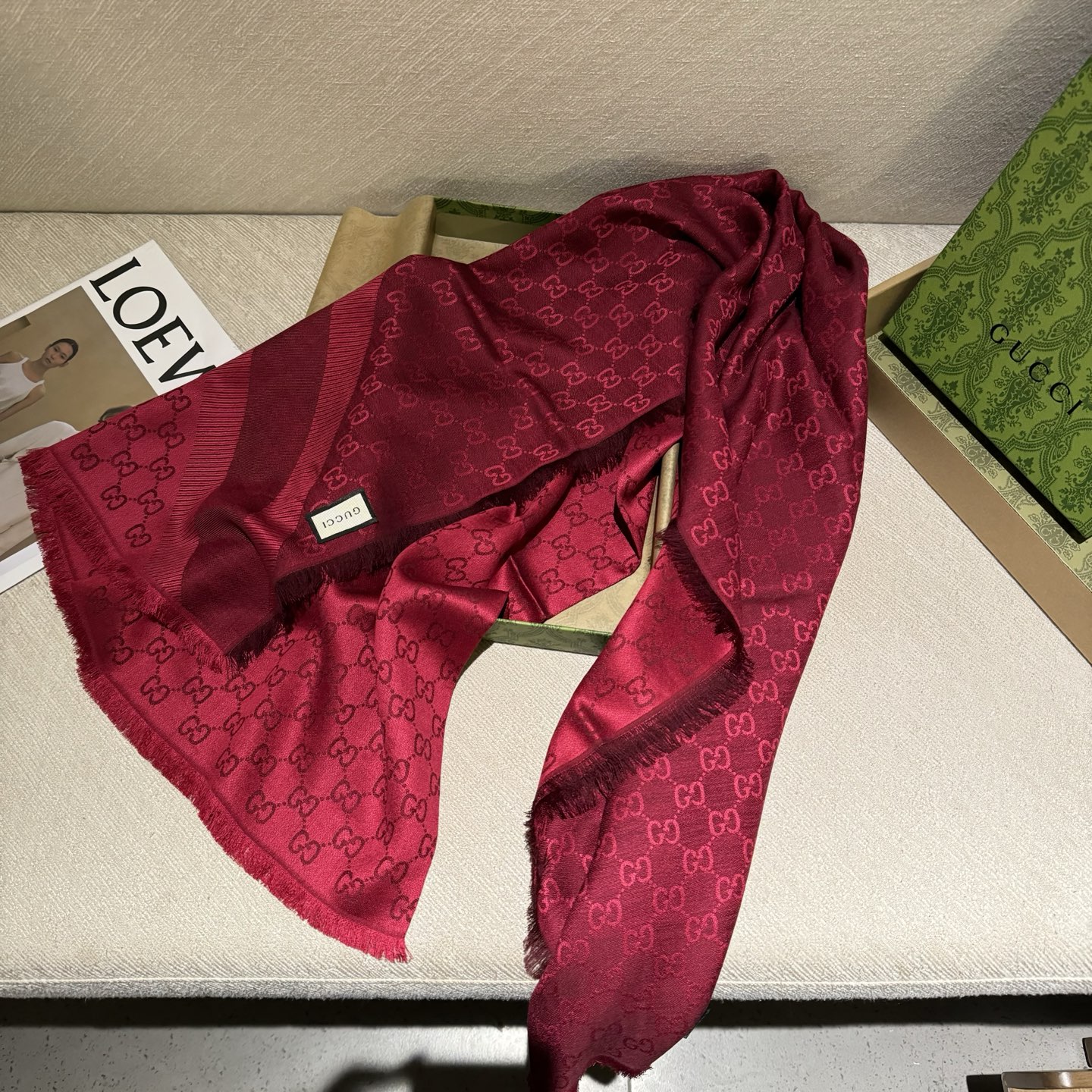 GUCCl 贝儿款～ 最值得入手的经典款#字母提花双色披肩 黑灰Size ：140x140cm 成份 ：