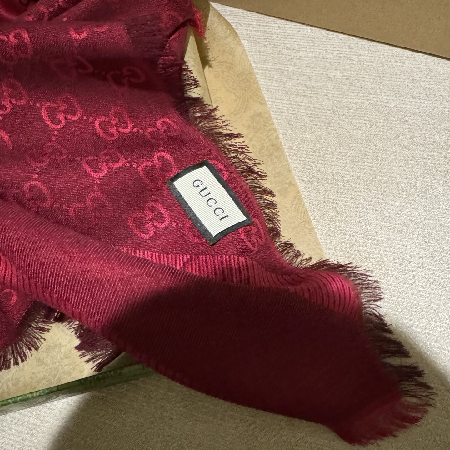 GUCCl 贝儿款～ 最值得入手的经典款#字母提花双色披肩 黑灰Size ：140x140cm 成份 ：