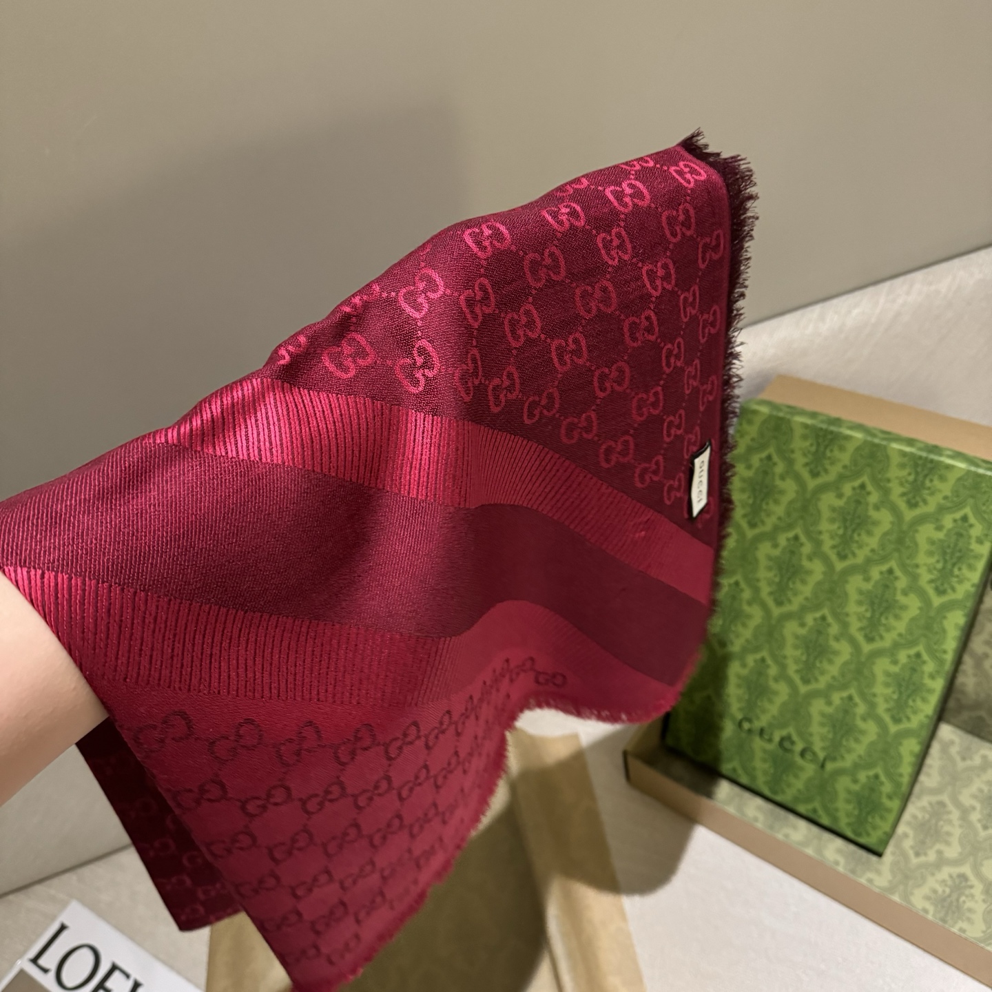 GUCCl 贝儿款～ 最值得入手的经典款#字母提花双色披肩 黑灰Size ：140x140cm 成份 ：