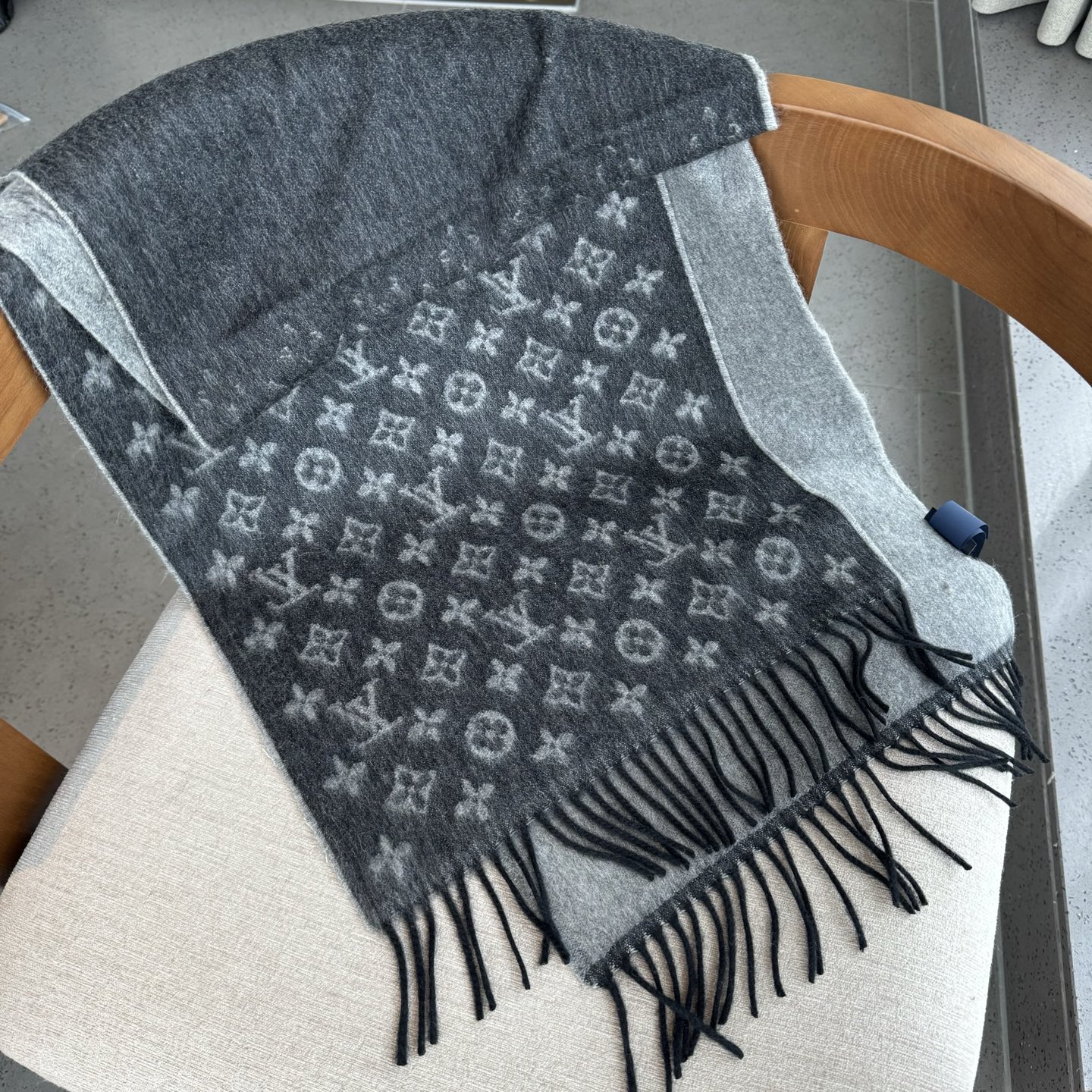 🆕Lv围巾❗️男士福利 好看的要疯掉了，太有型太有魅力了❗️❗️非常斯文时尚的秋冬单品！真的很喜欢，非常