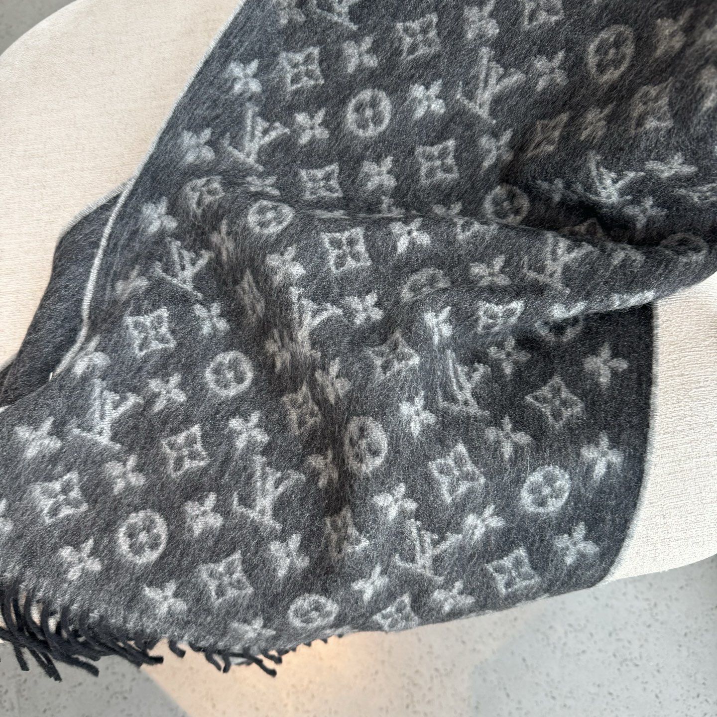 🆕Lv围巾❗️男士福利 好看的要疯掉了，太有型太有魅力了❗️❗️非常斯文时尚的秋冬单品！真的很喜欢，非常