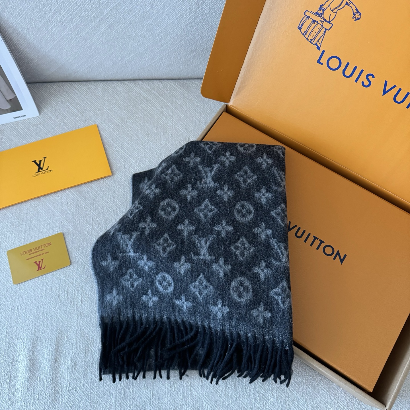 NO:602720,LV scarf men's benefits are crazy good-looking, so stylish and charming, a very elegant and fashionable autumn and winter item!  I really like it, it's a very classic men's design. There are few men's items but fine cashmere. The feel is really amazing and the upper body effect really looks good no matter how you wear it!  !  This style is really worth buying with your eyes closed, and it can be easily worn by any age group!  !  !  30*168cm high version scarf, high version scarf, louis vuitton19860909Lv围巾男士福利 好看的要疯掉了,太有型太有魅力了非常斯文时尚的秋冬单品！真的很喜欢,非常Classical的男款设计.男人的东西少而精羊绒,手感真的绝了上身效果真的随便怎么围都好看！！这种款式真的闭着眼买,任何年龄层都轻松驾驭！！！30*168cm高版本围巾,高版本围巾,louis vuitton,scarf