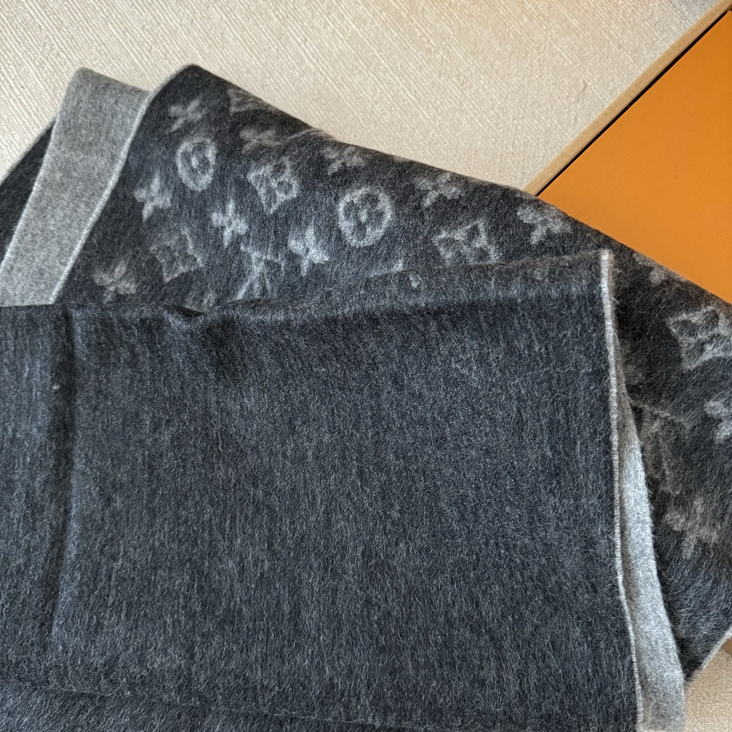 🆕Lv围巾❗️男士福利 好看的要疯掉了，太有型太有魅力了❗️❗️非常斯文时尚的秋冬单品！真的很喜欢，非常