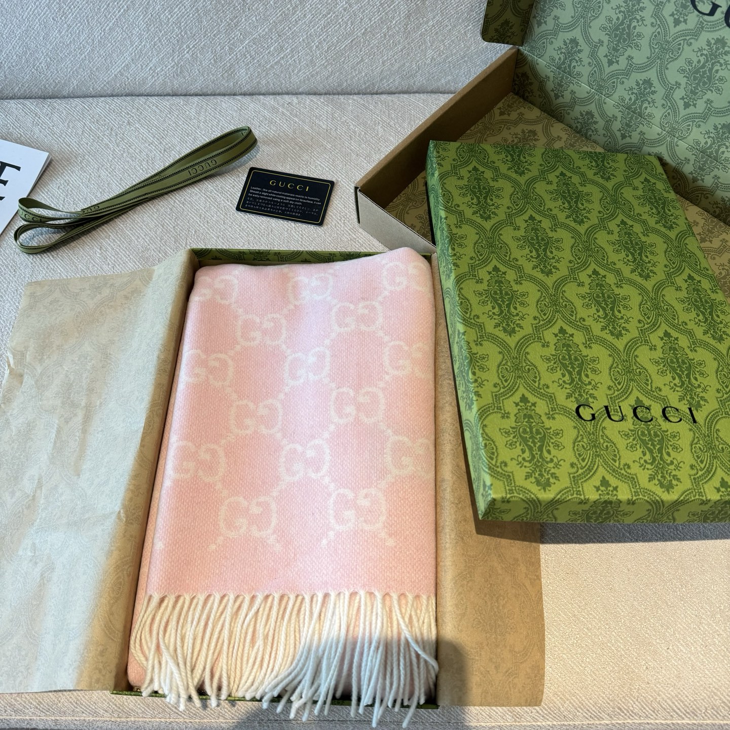 Gucci重磅专柜最最新款，专柜售8000+的好货！就是喜欢Gucci这种调调！长在很多人喜欢这种时髦感