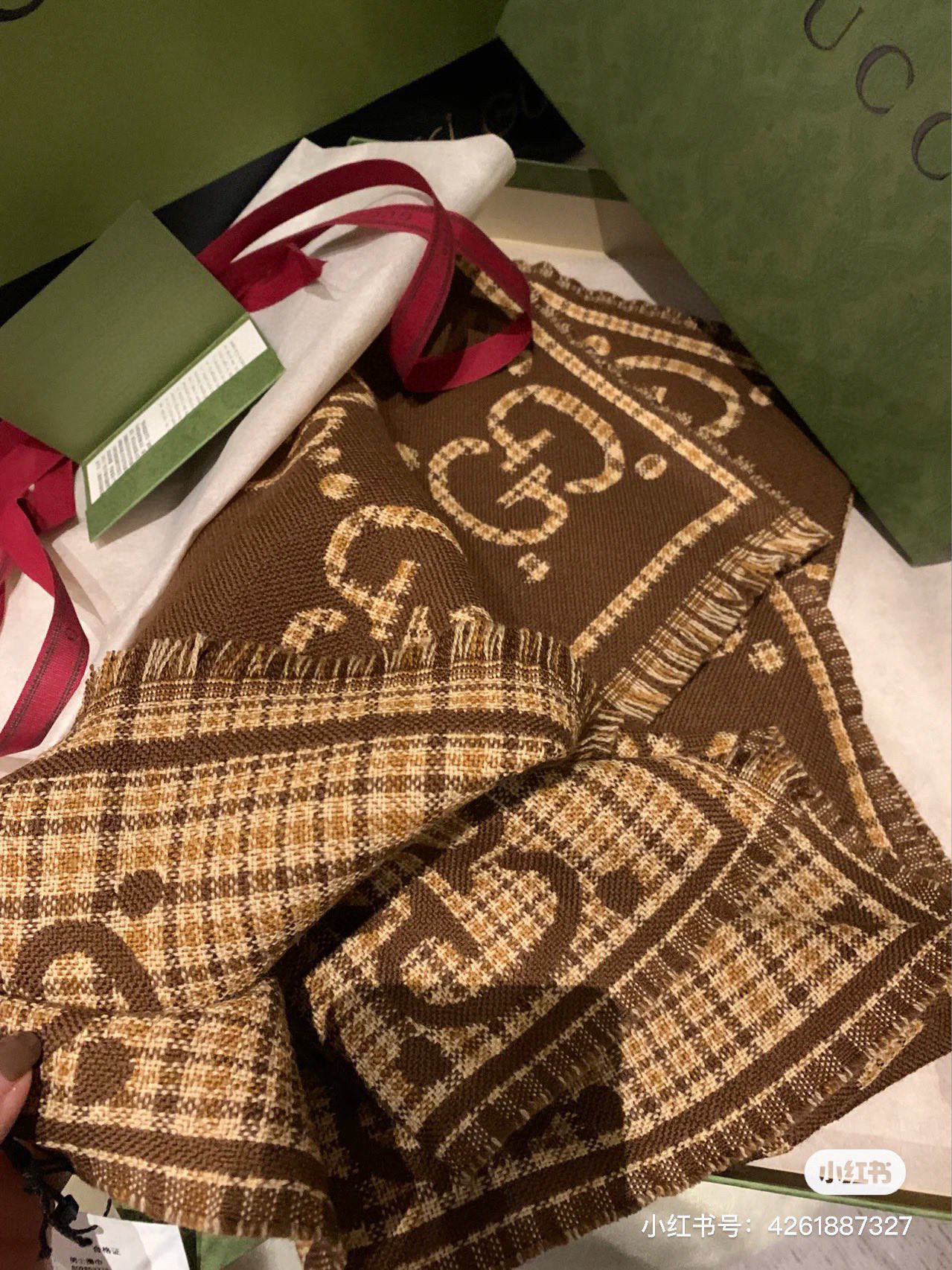 🐂货❗️专柜同步【双G提花双面披肩】款式经典，大方时髦，不过时，随便什么时候拿出来戴都好看。靓男靓女都可