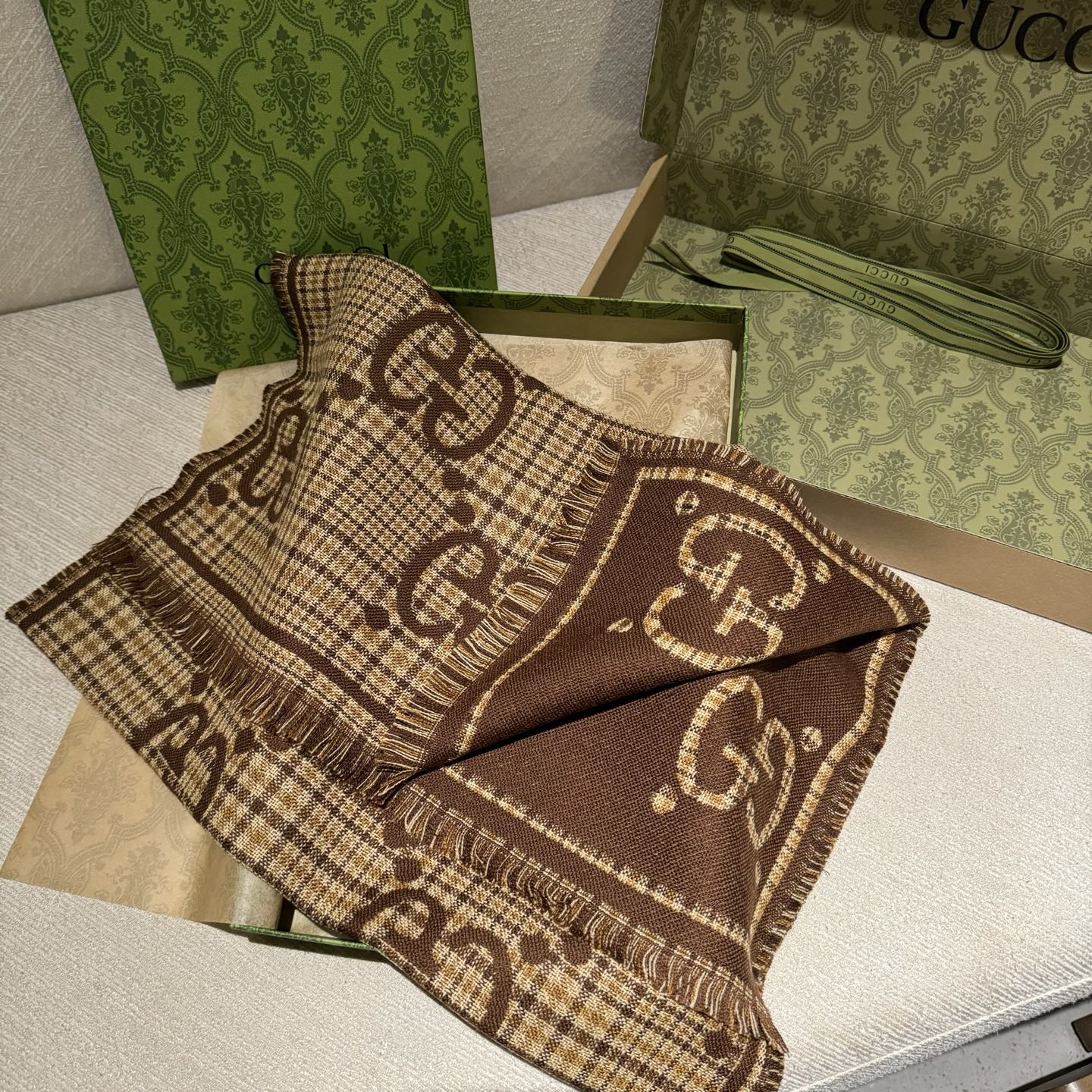 🐂货❗️专柜同步【双G提花双面披肩】款式经典，大方时髦，不过时，随便什么时候拿出来戴都好看。靓男靓女都可