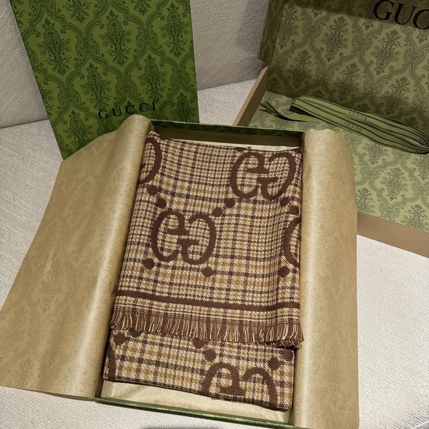 🐂货❗️专柜同步【双G提花双面披肩】款式经典，大方时髦，不过时，随便什么时候拿出来戴都好看。靓男靓女都可