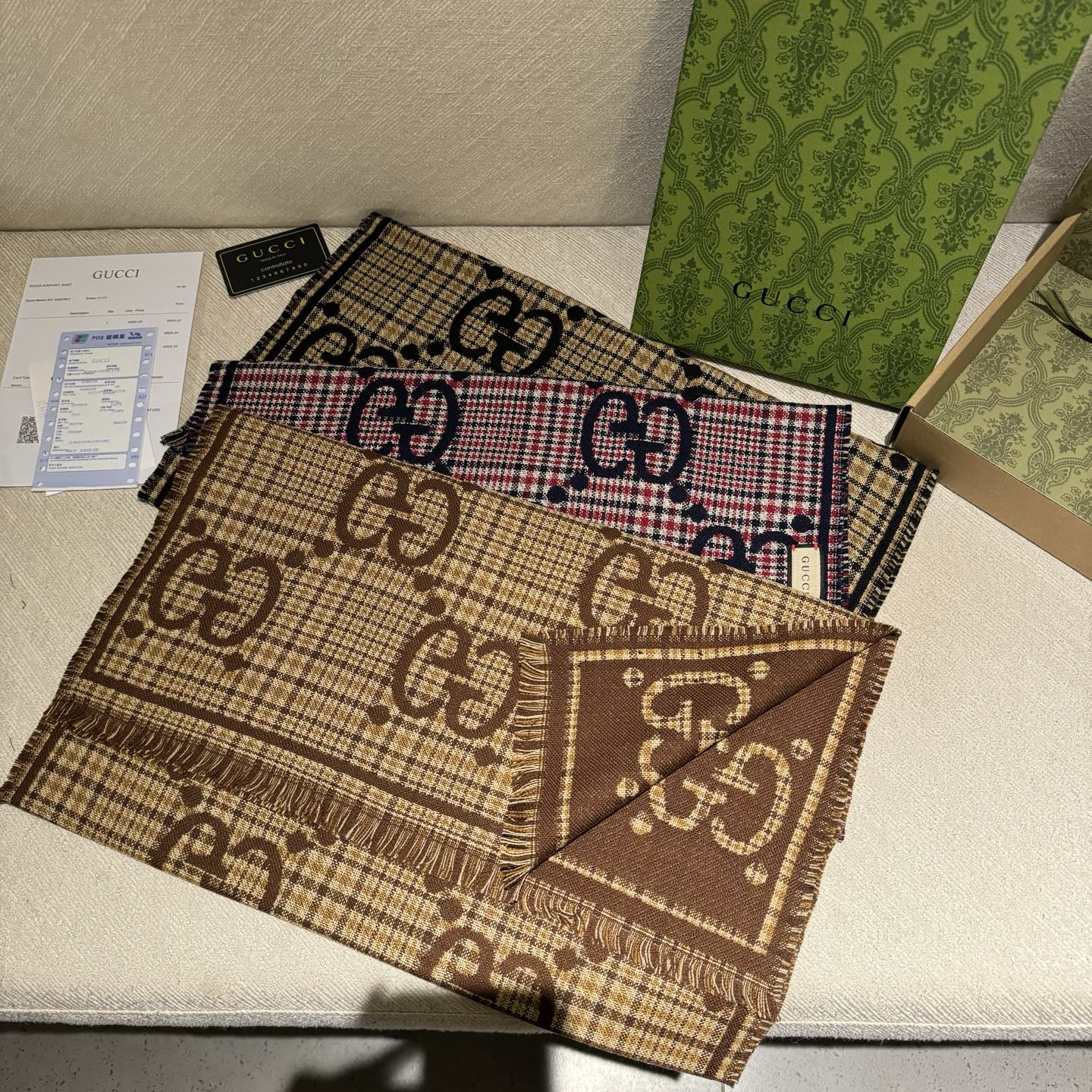 🐂货❗️专柜同步【双G提花双面披肩】款式经典，大方时髦，不过时，随便什么时候拿出来戴都好看。靓男靓女都可