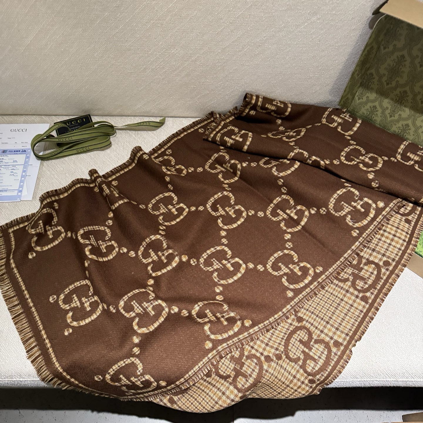 🐂货❗️专柜同步【双G提花双面披肩】款式经典，大方时髦，不过时，随便什么时候拿出来戴都好看。靓男靓女都可