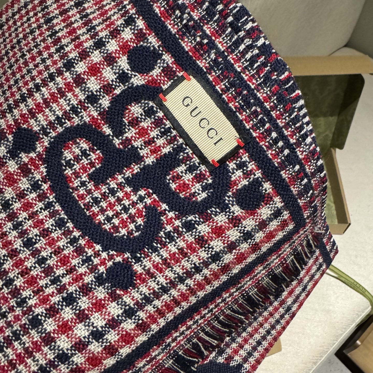 🐂货❗️专柜同步【双G提花双面披肩】款式经典，大方时髦，不过时，随便什么时候拿出来戴都好看。靓男靓女都可